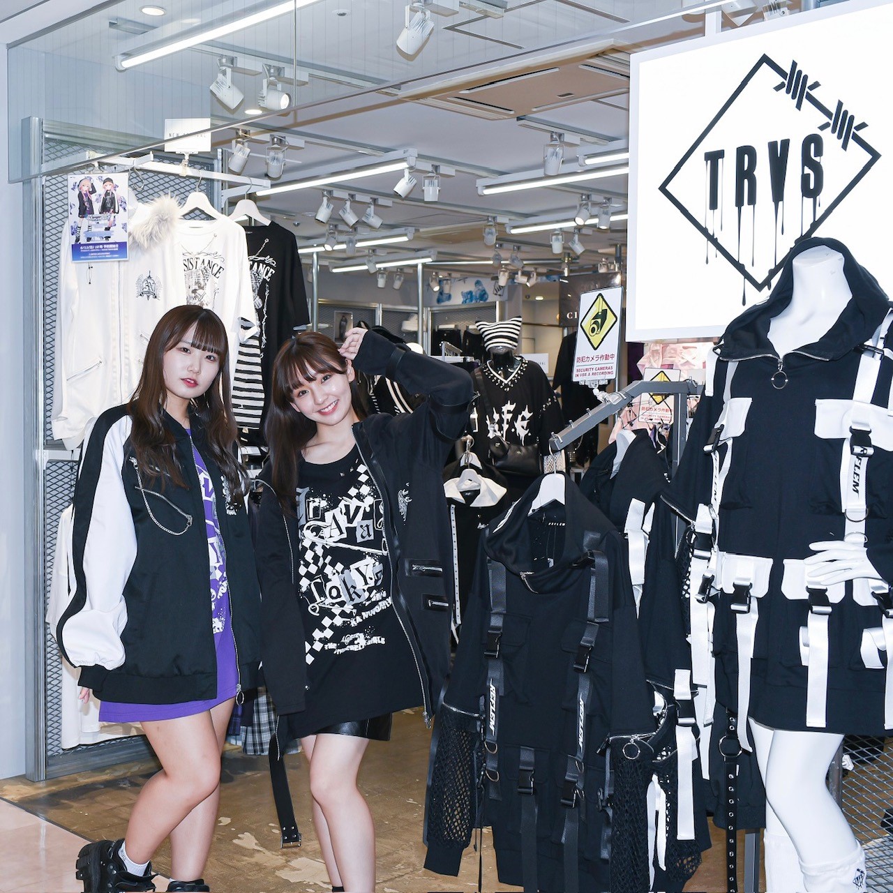 土日価格【未着用品】二宮飛鳥× TRAVAS TOKYO パーカー 黒 デレステ アイドルマスター シンデレラガールズ』二宮飛鳥×TRAVAS TOKYO ファー